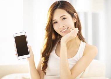 akıllı telefon gösterilen güzel genç kadın