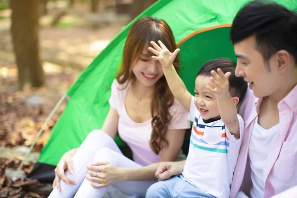 Mutlu aile keyfini kamp tatil içinde kırsal — Stok fotoğraf