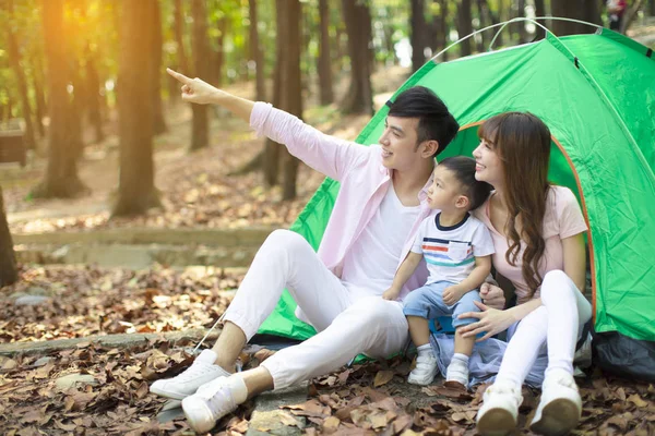 Gelukkig gezin genieten van Camping Vakantie In platteland — Stockfoto