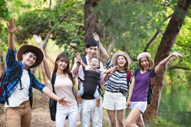Birlikte hiking sırt çantaları ile gençlerin grup 