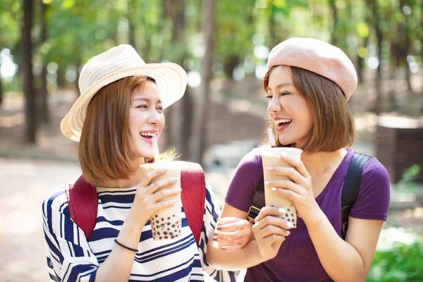 Ragazze felici di bere tè alla bolla e godersi le vacanze estive — Foto Stock