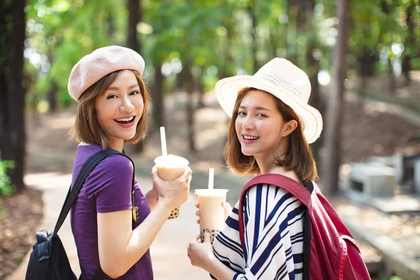 Meninas felizes beber chá bolha e desfrutar de férias de verão — Fotografia de Stock