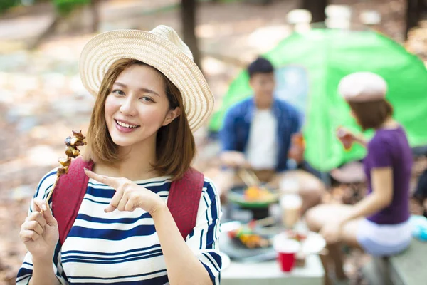 Tersenyum wanita muda menikmati barbekyu dan berkemah — Stok Foto