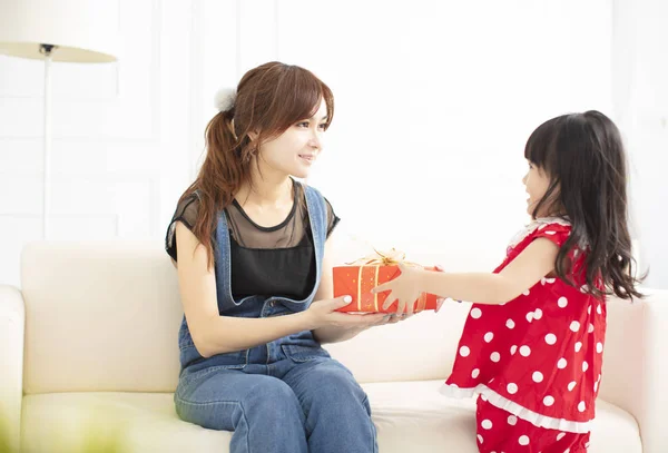 Klein meisje in een doos van de gift te geven aan haar moeder — Stockfoto