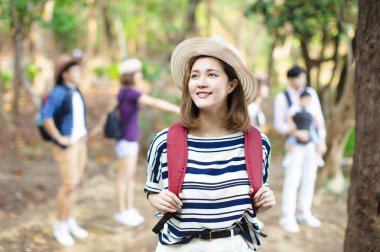 ormanda sırt çantası yürüyüş ile mutlu kadın