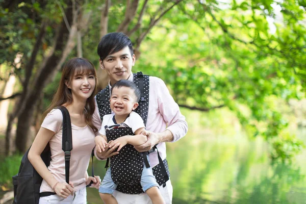 Feliz asiático familia senderismo en bosque y selva — Foto de Stock