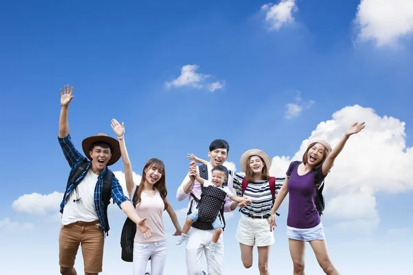 Skupina mladých lidí s batohy na tůry — Stock fotografie