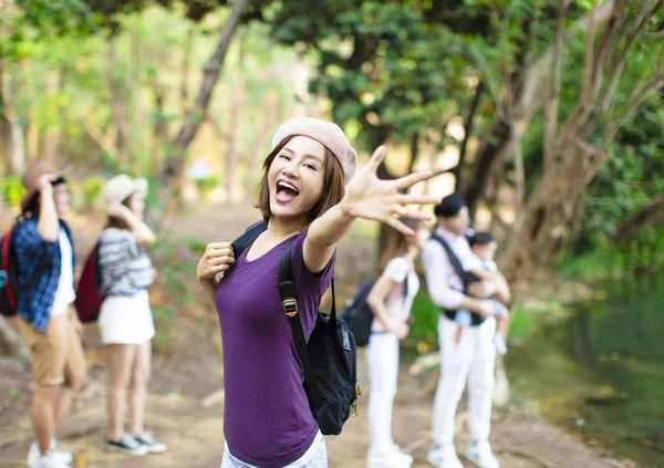 ormanda sırt çantası yürüyüş ile mutlu kadın