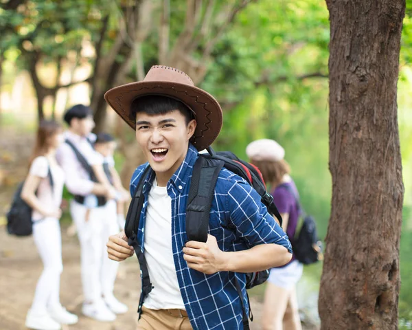 Feliz asiático homem com mochila caminhadas na floresta — Fotografia de Stock