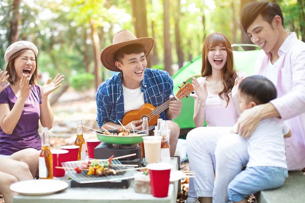 Kelompok teman muda yang bahagia menikmati pesta piknik dan berkemah — Stok Foto
