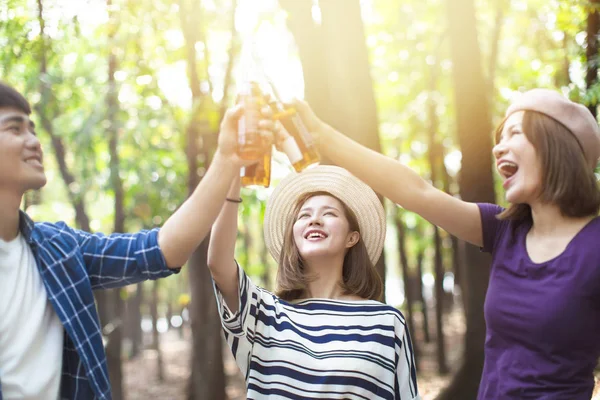 Jeunes amis mains griller la bière et avoir du plaisir à encourager — Photo