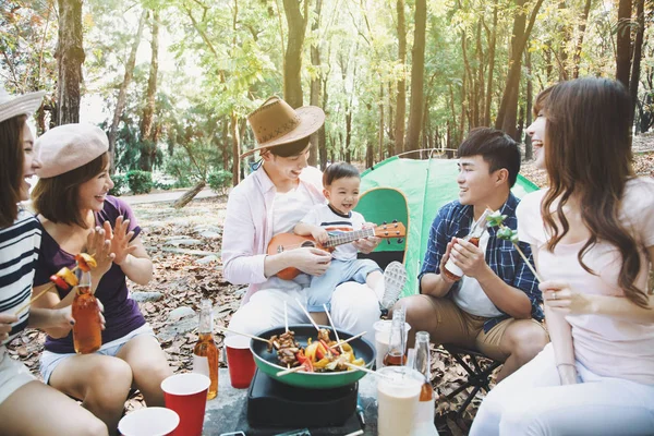 Grupa szczęśliwy młodych przyjaciół ciesząc się urządzić piknik i camping — Zdjęcie stockowe