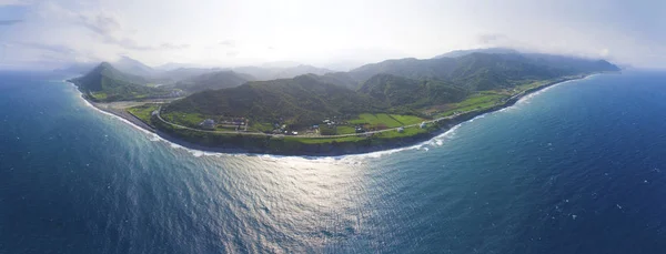 Vzdušný panoramatický výhled na východní horské pobřeží. Tchaj-wan — Stock fotografie