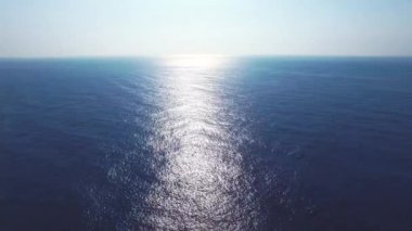 Mavi okyanus yüzeyinin havadan görünümü 