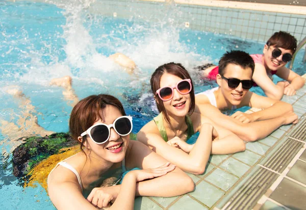 Boldog barátok játszik a medencénél a Nyári szünidő — Stock Fotó