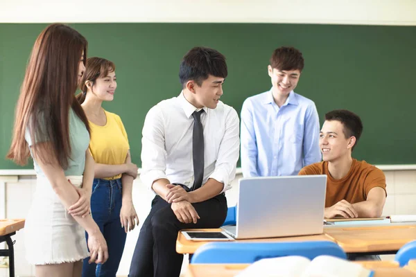 Profesor con grupo de estudiantes universitarios en el aula —  Fotos de Stock