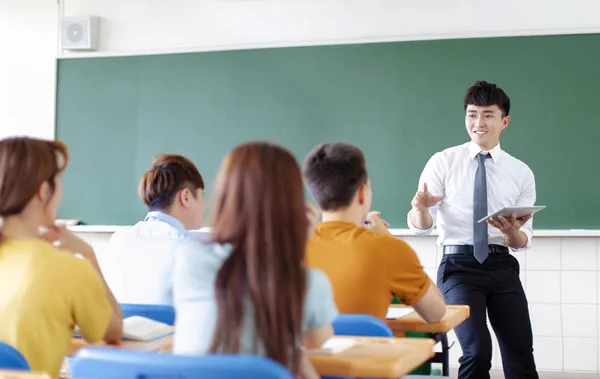 Lehrer mit einer Gruppe von Studenten im Klassenzimmer — Stockfoto