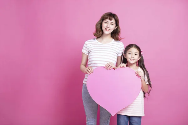 Glücklicher Muttertag! Mutter und Tochter zeigen Liebessymbol — Stockfoto