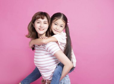 mutlu güzel anne çocuğunu oynarken