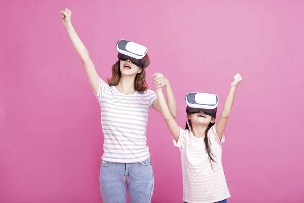 Moeder en kind spelen samen met Virtual Reality Headsets — Stockfoto