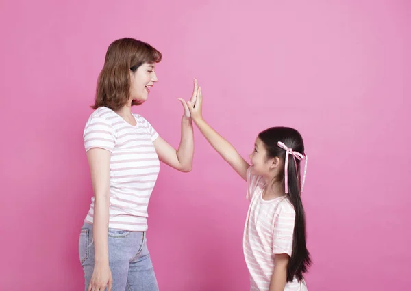 Madre e hija haciendo hola cinco gesto —  Fotos de Stock