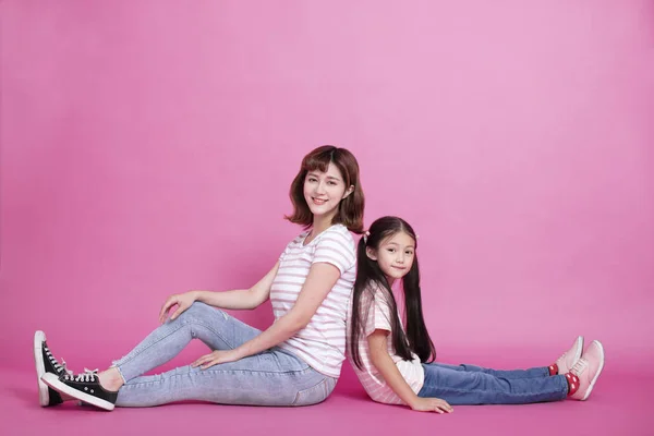 Glückliche Mutter und Tochter sitzen zusammen — Stockfoto