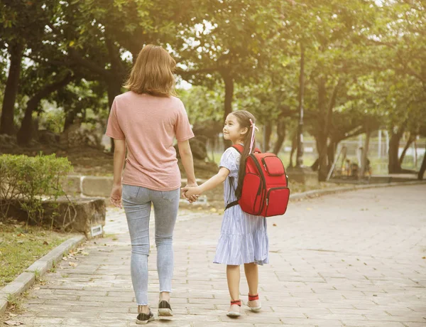 Madre e hijo tomados de la mano yendo a la escuela — Foto de Stock