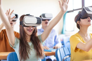 sınıfta yeni teknoloji vr kulaklık ile eğlenen öğrenciler