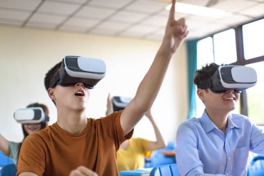 sınıfta yeni teknoloji vr kulaklık ile eğlenen öğrenciler
