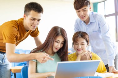 üniversitede öğrenciler sınıfta fikirleri tartışıyor