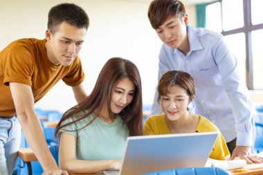 üniversitede öğrenciler sınıfta fikirleri tartışıyor