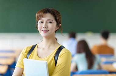 sınıfta asyalı kadın üniversite öğrencisi 