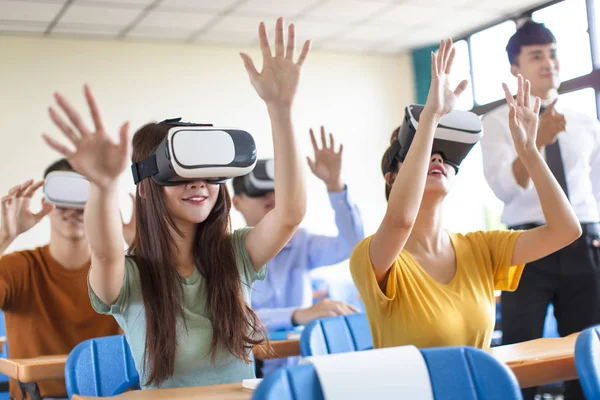 Étudiants s'amuser avec les nouvelles technologies vr casque dans la salle de classe — Photo