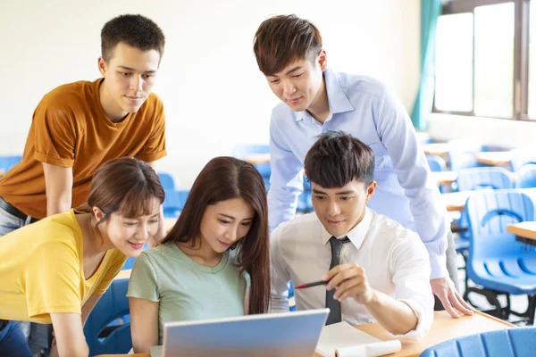 Studenti universitari e insegnante discutono idee in classe — Foto Stock