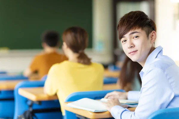 Asiatico maschio college studente in aula — Foto Stock