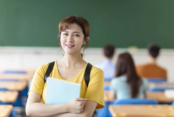 Asiática estudante universitário feminino em sala de aula — Fotografia de Stock