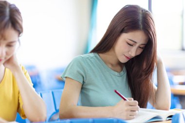  sınıfta okuyan kız üniversite öğrencisi 