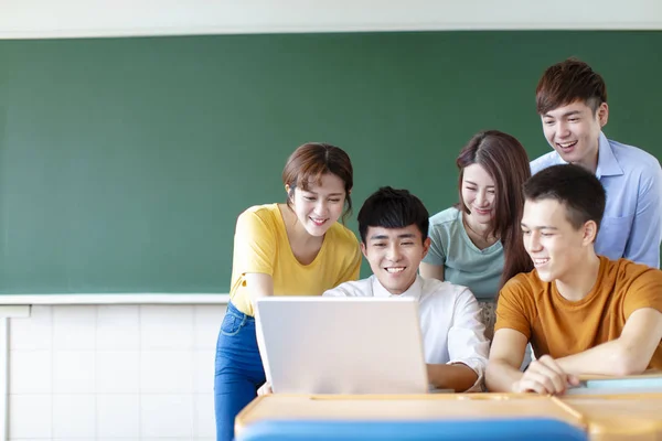 Clase de estudiantes universitarios que usan computadoras portátiles en el aula — Foto de Stock