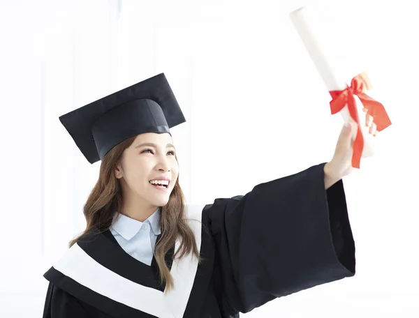 Sorrindo asiático menina graduação com diploma — Fotografia de Stock