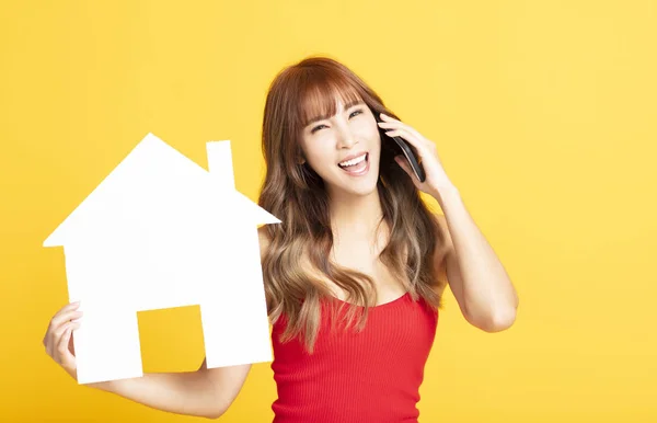 Fiatal nő bemutató ház jel az új otthoni koncepciók — Stock Fotó
