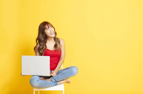 Sorrindo jovem segurando computador portátil — Fotografia de Stock