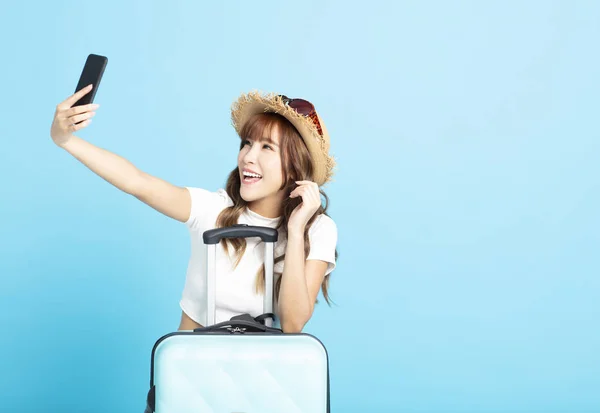 Szczęśliwy turysta Kobieta w letni kapelusz i biorąc selfie — Zdjęcie stockowe