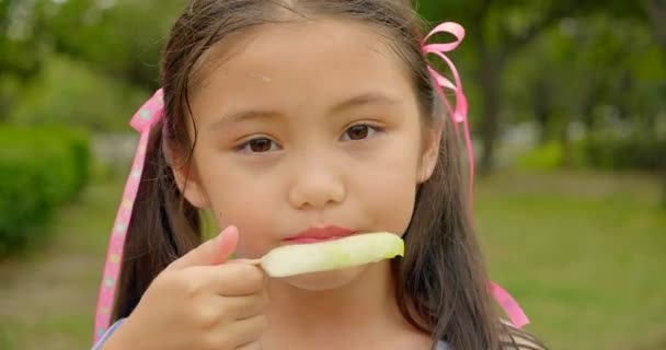 Glückliches Kleines Mädchen Isst Eis Stiel Zur Sommerzeit — Stockvideo