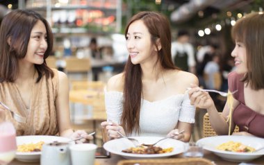  Restoranda akşam yemeği yeen mutlu arkadaşlar