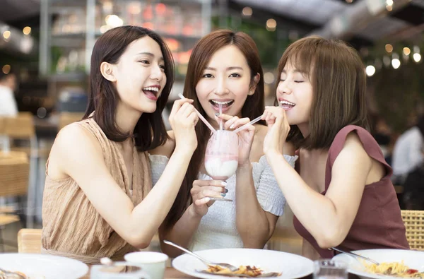 Amigos felizes jantando no restaurante — Fotografia de Stock