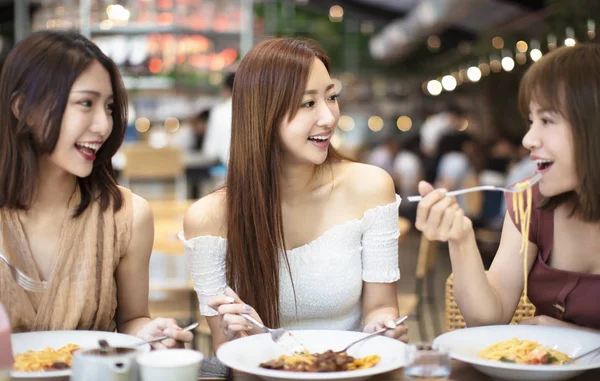 Happy Friends äta middag i restaurang — Stockfoto