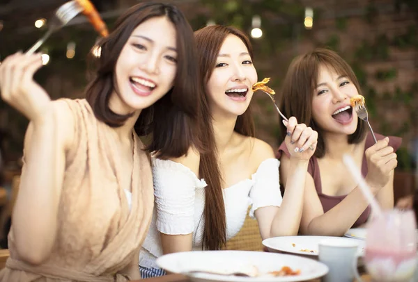 Groep van gelukkige vrienden met diner in het restaurant — Stockfoto