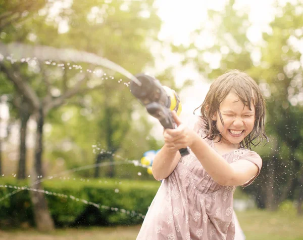 Niñas felices jugando con pistolas de agua en verano — Foto de Stock