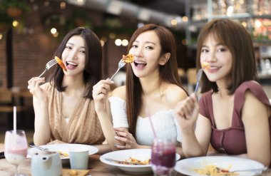 Restoranda akşam yemeği olan mutlu arkadaşlar grubu