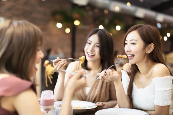Grupo de amigos felizes jantando no restaurante — Fotografia de Stock